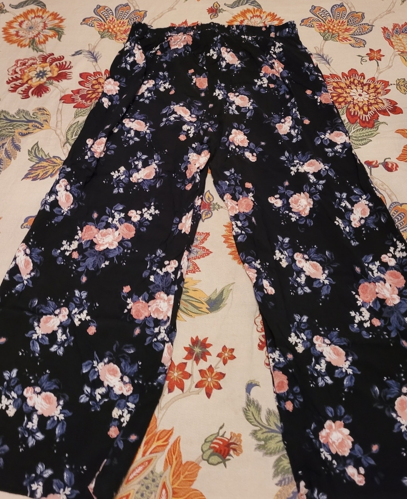 Torid Size 1 Wide Leg Pants, Black with flowers